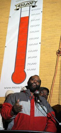 Rev. Corey Brooks, chicagský strešný pastor, po tom, čo vo februári 2012 prišiel dole po troch mesiacoch, táboril na streche opusteného motela South Side v rámci snahy získať peniaze na kúpu a zbúranie motela a vybudovanie komunitného centra.