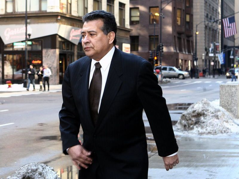 Bývalý komisár Cook County Joseph Mario Moreno opúšťa Dirksen Federal Building po tom, čo bol vo februári 2014 odsúdený. Kevin Tanaka / snímka súboru Sun-Times