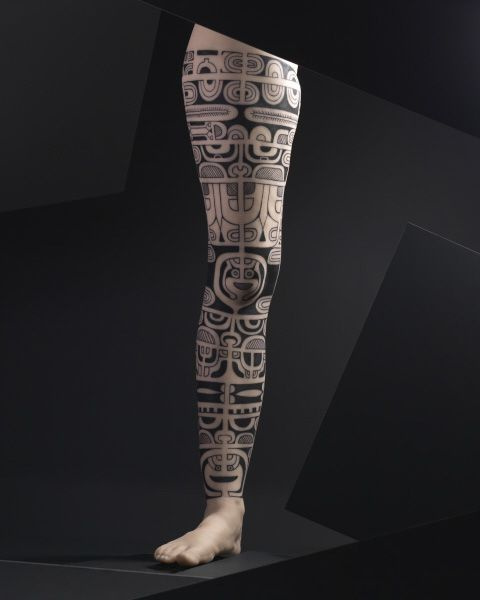 La mostra include parti del corpo in silicone utilizzate per visualizzare tipi di tatuaggi. | Foto del Museo del Campo
