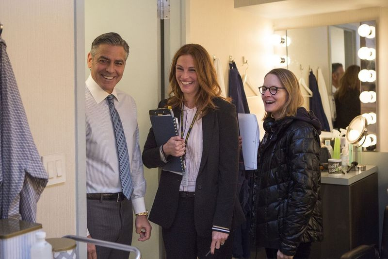 George Clooney und Julia Roberts lachen mit Regisseurin Jodie Foster am Set von Money Monster. | TriStar Bilder