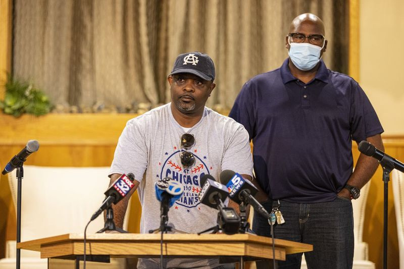 Den tidligere Jackie Robinson West-træner Darold Butler taler om løsningen af ​​juridiske tvister, der involverer Jackie Robinson West Little League-holdet. Bag ham står træner Jerry F. Houston.