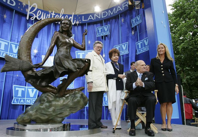 Bernard Foxi on 2005. aastal näha siin vasakul seismas, nõiutud produtsent William Asher, istub ja teised, kes kehastasid saates tegelasi, Casey Rogers ja Erin Murphy, Mass.ee Salemis, ausamba avamise ajal. mis kujutab Samantha St