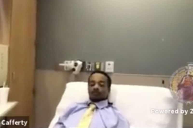I det här fotot från videon från Kenosha County Court svarar Jacob Blake på frågor under en utfrågning fredagen den 4 september i Kenosha, Wis. Blake är fortfarande förlamad från midjan och nedåt, säger hans familj.