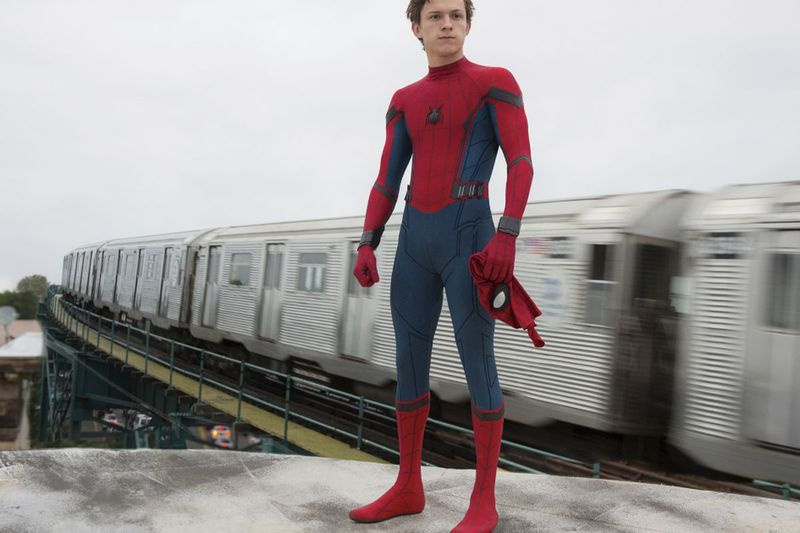 Tom Holland je prikazan kot naslovni superjunak v prizoru iz filma Spider-Man: Homecoming.