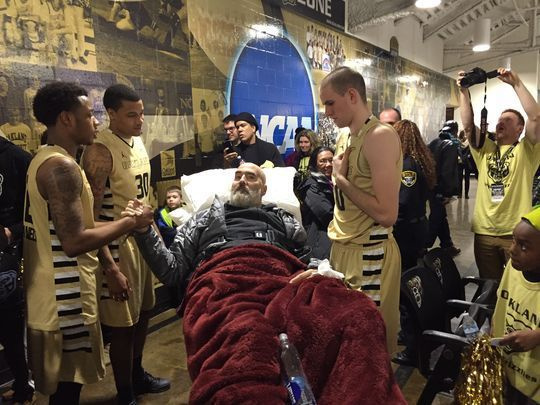 Max Hooper (rechts) und die Teamkollegen von Golden Grizzlies drängten sich letzten Monat um Hoopers Vater Chip, der von einer Krankenhaustrage in Rochester, Michigan, zusah, wie sein Sohn gegen die Detroit Titans spielte. (Foto: Mark Snyder/Detroit Free Press)