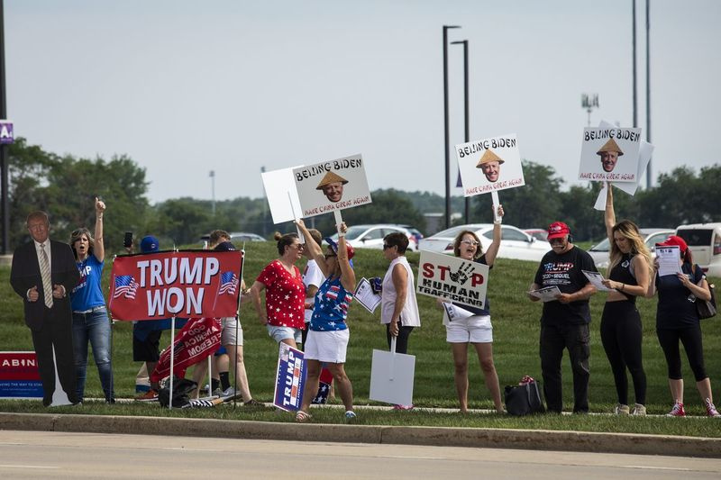 Susținătorii lui Trump s-au adunat în fața McHenry County College din Crystal Lake miercuri, 7 iulie 2021, înainte de vizita președintelui Joe Biden.