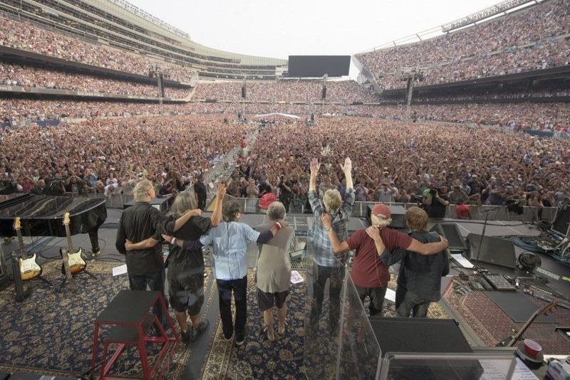 Członkowie Grateful Dead kłaniają się na początku swojego finałowego koncertu 5 lipca 2015 roku w Soldier Field. | Jay Blakesberg