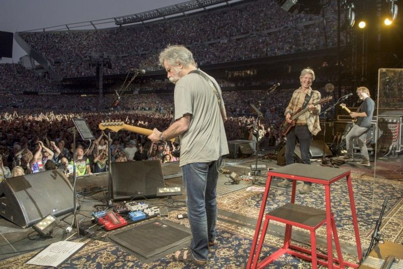 Bob Weir (w środku) i Phil Lesh występują podczas koncertu Grateful Dead