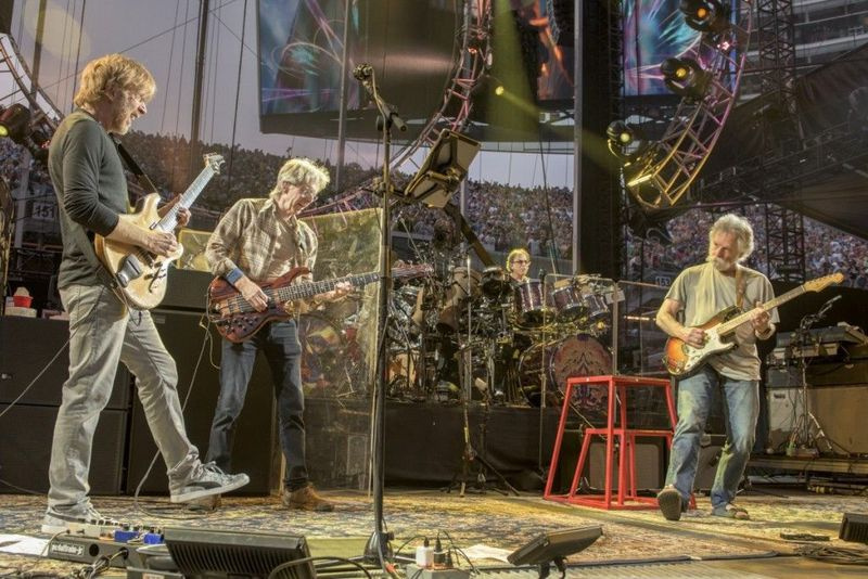 Trey Anastasio (z lewej), Phil Lesh i Bob Weir występują podczas koncertu Grateful Dead’s Fare Thee Well 4 lipca 2015 roku w Soldier Field. Jay Blakesberg