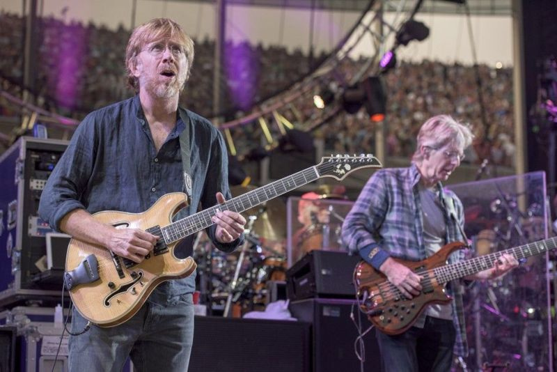 Trey Anastasio (z lewej) i Phil Lesh podczas niedzielnego koncertu Grateful Dead w Soldier Field. | Jay Blakesberg