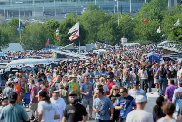 Ludzie na parkingach Soldier Field przed koncertem Grateful Dead. piątek, 3 lipca 2015 (Brian Jackson/dla strony internetowej)