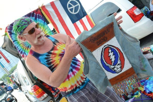 Richard Sibley pokazuje kamizelkę z koralików, którą zrobił w szkole średniej przed Soldier Field przed koncertem Grateful Dead. piątek, 3 lipca 2015 | Brian Jackson/Dla strony internetowej