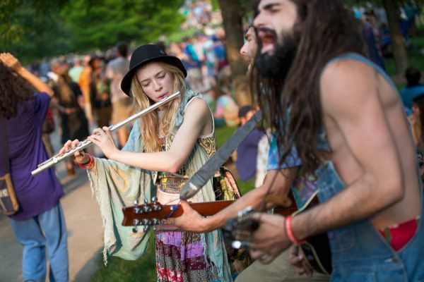 Hope Dean (L) i Dylan Kader grają dla fanów Grateful Dead, czekając na otwarcie bram Soldier Field na jeden z ostatnich koncertów zespołu podczas ich 50-lecia trasy koncertowej 3 lipca 2015 roku w Chicago. | Zdjęcie: Scott Olson/Getty Images