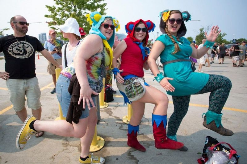 Mindy Anna Jones, Sally Sunshine i Martha May Whoo przebrane za tańczące niedźwiedzie przed Soldier Field przed ostatnim koncertem trasy Grateful Dead