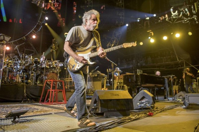 Bob Weir występuje na Fare Thee Well Show w Soldier Field w sobotę 4 lipca 2015 roku w Chicago. | Jay Blakesberg