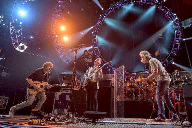 Trey Anastasio (od lewej), Phil Lesh i Bob Weir występują podczas sobotniego koncertu Grateful Dead w Soldier Field. Jay Blakesberg