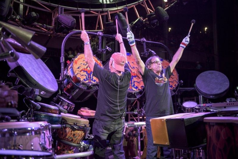 Bill Kreutzmann (z lewej) i Mickey Hart z Grateful Dead występują na Fare Thee Well Show w Soldier Field w sobotę 4 lipca 2015 roku w Chicago. (Zdjęcie: Jay Blakesberg