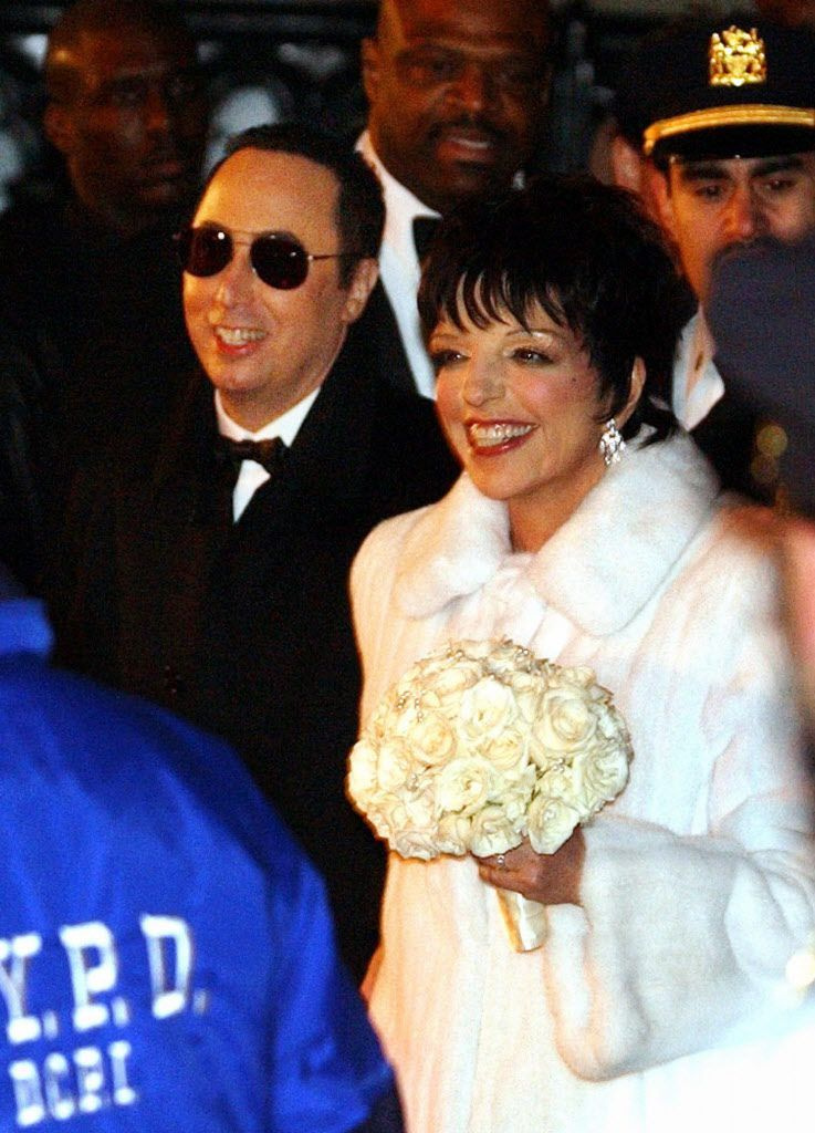 デヴィッド・ゲストとライザ・ミネリは、2002年3月16日のこのファイルの写真で、結婚式の後にニューヨークのマーブル協同教会を去ります。 AP Photo / Ed Betz、ファイル