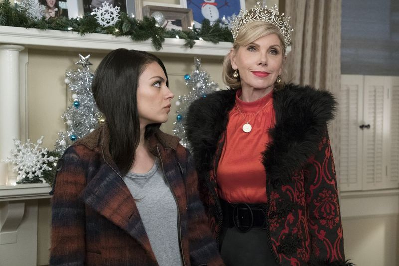 De tre heltinnene i A Bad Moms Christmas får besøk av sine egne mødre, den verste av dem er monsteret (Christine Baranski, til høyre) som oppdro Amy (Mila Kunis). | STX UNDERHOLDNING