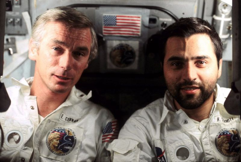 Astronaut Eugene A. Cernan (vlevo) a vědec-astronaut Harrison H. Jack Schmitt, které vyfotografoval třetí člen posádky Ronald Evans, na palubě kosmické lodi Apollo 17 17. prosince 1972. | Getty