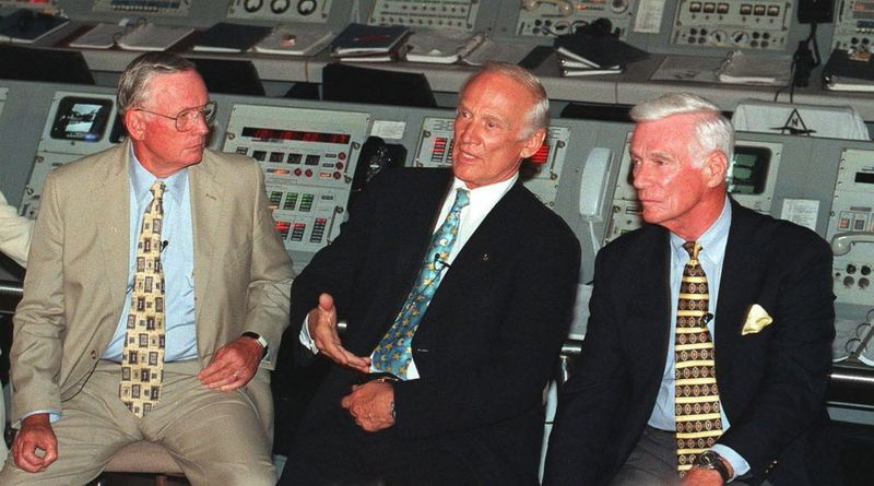 Velitel Apolla 11 Neil Armstrong (vlevo) a velitel Apolla 17 Gene Cernan (vpravo) poslouchají, jak člen posádky Apolla 11 Edwin (Buzz) Aldrin odpovídá na otázky médií v replice řídící místnosti pro start Apolla/Saturn 5 v Kennedy Space Center, Flor