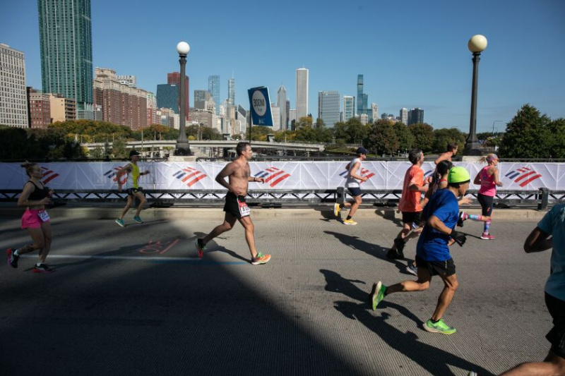   Lopers op Roosevelt Road in de buurt van Grant Park, naderen de finish van de Bank of America Chicago Marathon op zondag 9 oktober 2022.