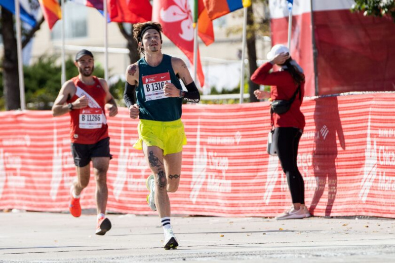   Cal Calamia, uit San Francisco, loopt op zondag 9 oktober 2022 langs South Columbus Drive in de buurt van Grant Park. Calamia was een van de deelnemers aan de nieuwe niet-binaire categorie van de Bank of America Chicago Marathon.