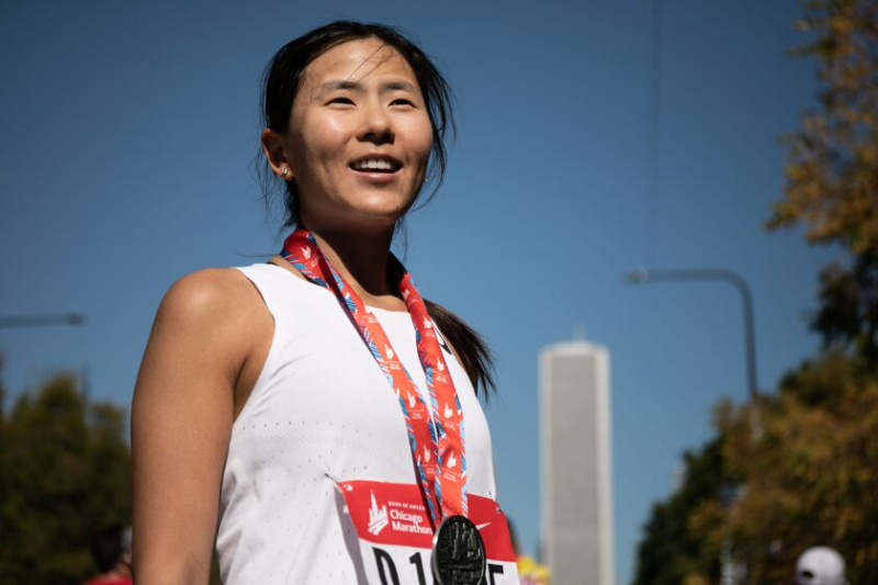   Alice Ni, 30, op South Columbus Drive net na het beëindigen van de Bank of America Chicago Marathon op zondag 9 oktober 2022. Ze moest vorig jaar uitstellen vanwege een blessure.