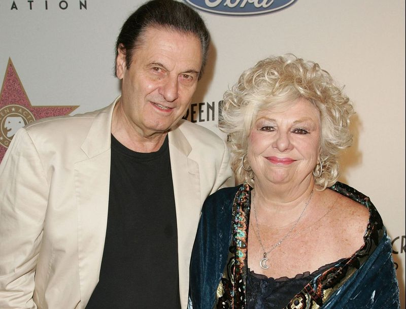 Joe Bologna ir Renee Taylor 2007 m. spalio 25 d. Holivude, Kalifornijoje, atvyksta į Ekrano aktorių gildijos „The Award of Excellence Star“ apdovanojimą „The Annex“ ir „Highland“. | Noelis Vasquezas / Getty Images