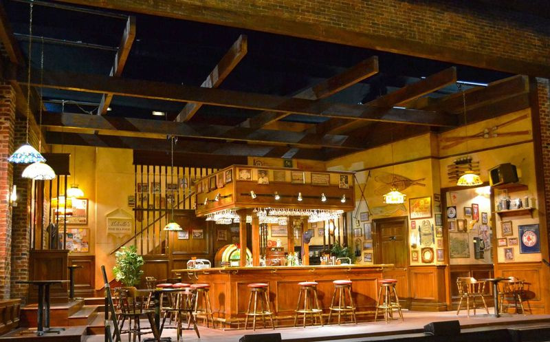Le décor de Cheers Live on Stage est une recréation parfaite de celui de la série télévisée emblématique. | MATTHIEU PACIFIQUE