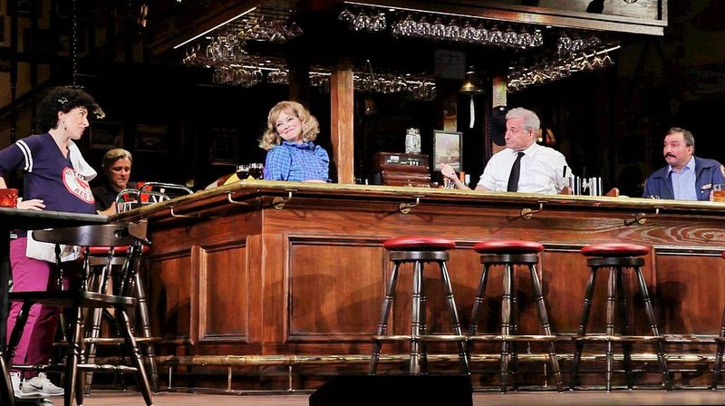 Sarah Sirota (de gauche), Jilian Louis, Barry Pearl et Buzz Roddy jouent dans Cheers Live on Stage. | MATTHEW JOHN HALBACH