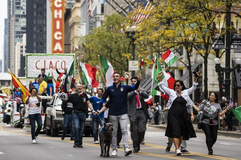 Columbus Day Parade cestuje na jih po State Street v Loop v pondělí odpoledne 11. října 2021.