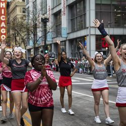 Roztleskávačky z Indiana University Northwest pochodují v Columbus Day Parade, když cestuje po North State Street v Loop, pondělí odpoledne, 11. října 2021.
