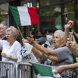 Stovky lidí mávají italskými vlajkami, zatímco Columbus Day Parade prochází North State Street v Loop, pondělí odpoledne 11. října 2021.