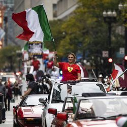 Columbus Day Parade cestuje po North State Street v Loop v pondělí odpoledne 11. října 2021.