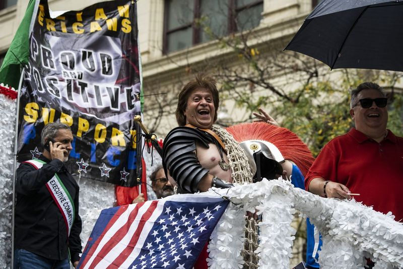 Franco Paliferro si v pondělí odpoledne 11. října 2021 vytvořil svůj vlastní kostým Spartaka, aby mohl jezdit na plováku v průvodu Columbus Day.