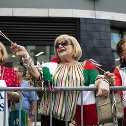 Stovky lidí mávají italskými vlajkami, zatímco Columbus Day Parade prochází North State Street v Loop, pondělí odpoledne 11. října 2021.
