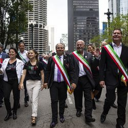 Členové smíšeného občanského výboru italských Američanů vedou přehlídku Columbus Day Parade, která se v pondělí odpoledne 11. října 2021 pohybuje po North State Street z East Wacker Drive.
