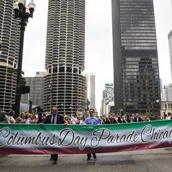 Columbus Day Parade cestuje po North State Street z East Wacker Drive v pondělí odpoledne 11. října 2021.