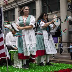 Členové Amici Italiani Dance Troupe v Rockfordu vystupují na plováku v Columbus Day Parade, když cestuje po North State Street v Loop, pondělí odpoledne, 11. října 2021.