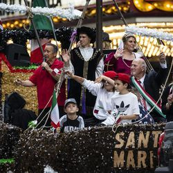Columbus Day Parade cestuje po North State Street v Loop v pondělí odpoledne 11. října 2021.