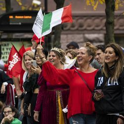 Stovky lidí mávají italskými vlajkami, zatímco Columbus Day Parade prochází North State Street v Loop, pondělí odpoledne 11. října 2021.