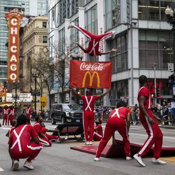 Jesse White Tumblers vystupují v Columbus Day Parade, když cestuje po North State Street v Loop, pondělí odpoledne, 11. října 2021.