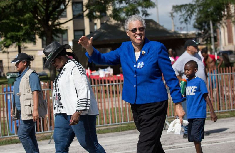 Presiden Lembaga Cook County Toni Preckwinkle berarak dalam Perarakan Bud Billiken pada hari Sabtu, 13 Ogos 2016. | Lou Foglia/Sun-Times