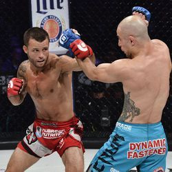 Pat Curran en la jaula contra Georgi Karakhanyan. (Foto contribuida / Bellator MMA)