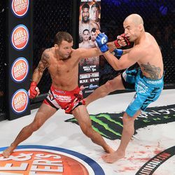 Pat Curran lanza un gancho de izquierda a Georgi Karakhanyan en Bellator 155. (Foto contribuida / Bellator MMA)