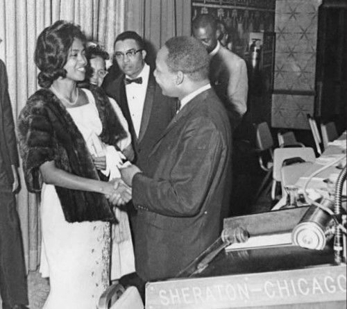 Dr James B. Williams (tengah, bertali leher dan berkaca mata) memandang ketika isterinya, Willeen, menyapa salah seorang pesakitnya, Rev. Martin Luther King Jr. | Foto keluarga