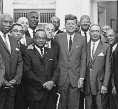 Dr. James B. Williams (dua dari kiri) bersama Presiden John F. Kennedy semasa lawatan Rumah Putih oleh Persatuan Perubatan Kebangsaan untuk menggesa JFK menghalang diskriminasi kaum di hospital yang menerima dana persekutuan. | Foto keluarga