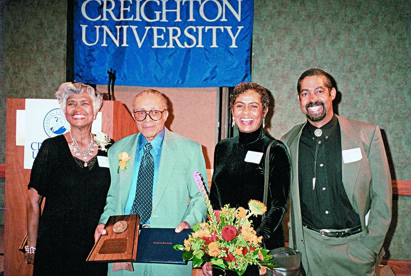 Dr. James B. Williams menerima Anugerah Merit Alumni Creighton School of Medicine 1999. Dia disertai oleh isterinya, Willeen, anak perempuan mereka Brenda Payton Jones dan anak lelaki Dr. James B. Williams II. | Universiti Creighton
