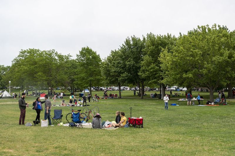Sandet er ikke det eneste lokkemiddel ved Montrose Beach på. mindedag; nogle foretrak at hænge ud på græsset til en picnic mandag den 31. maj 2021.